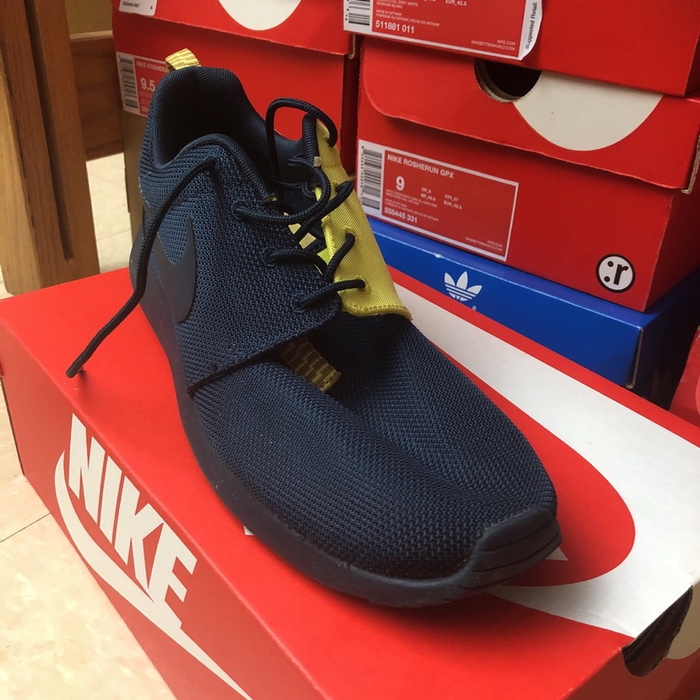Men’s navy blue and yellow Roshe Run